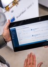 A interface do usuário e a programação do sistema de controle a laser TruFiber são intuitivas. A operação é semelhante à de um smartphone. (Imagem: TRUMPF)