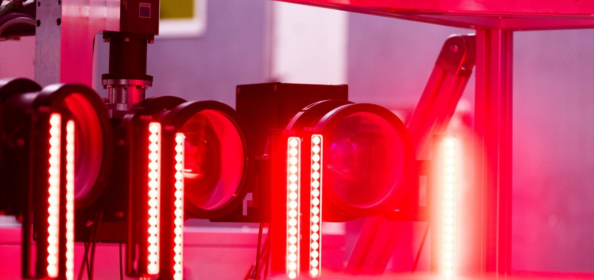 Einer von Webastos Lasertricks: Scanner werfen   ultrakurze Laserpulse auf eine dünne Schicht und tragen   sie ab.