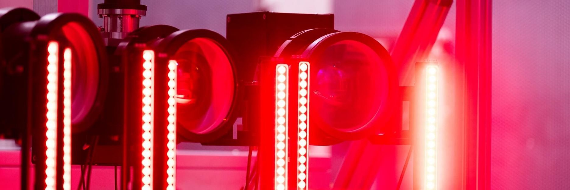 Einer von Webastos Lasertricks: Scanner werfen ultrakurze Laserpulse auf eine dünne Schicht und tragen sie ab.