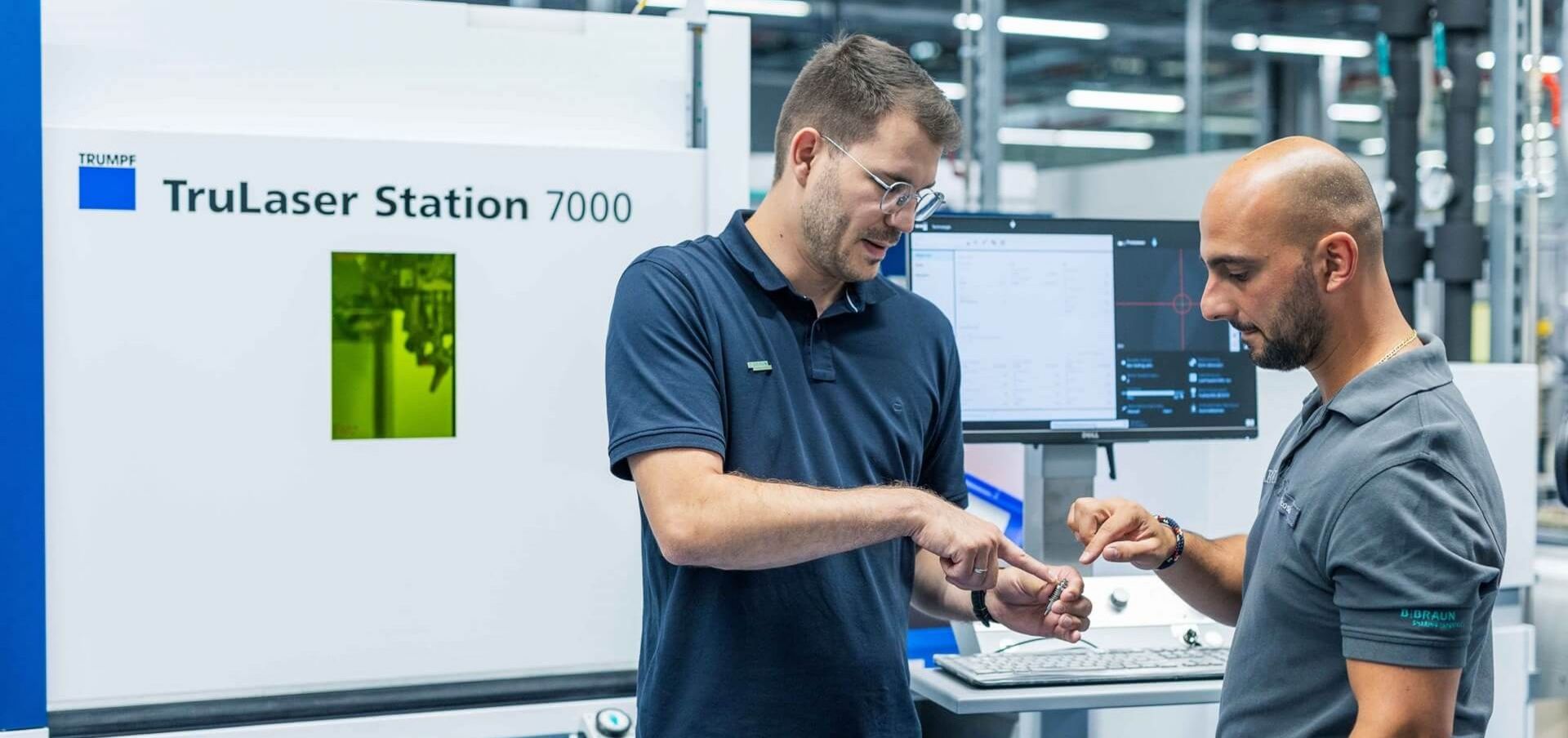 Felix Schmidt überzeugt sich von der gleichbleibenden Qualität der Schweißungen.
