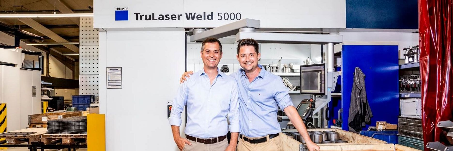 Zwei Männer vor TruLaser Weld 5000 Maschine