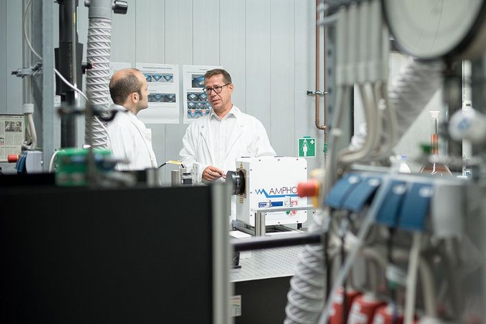Prof. Barcikowski forscht an Nanopartikeln.