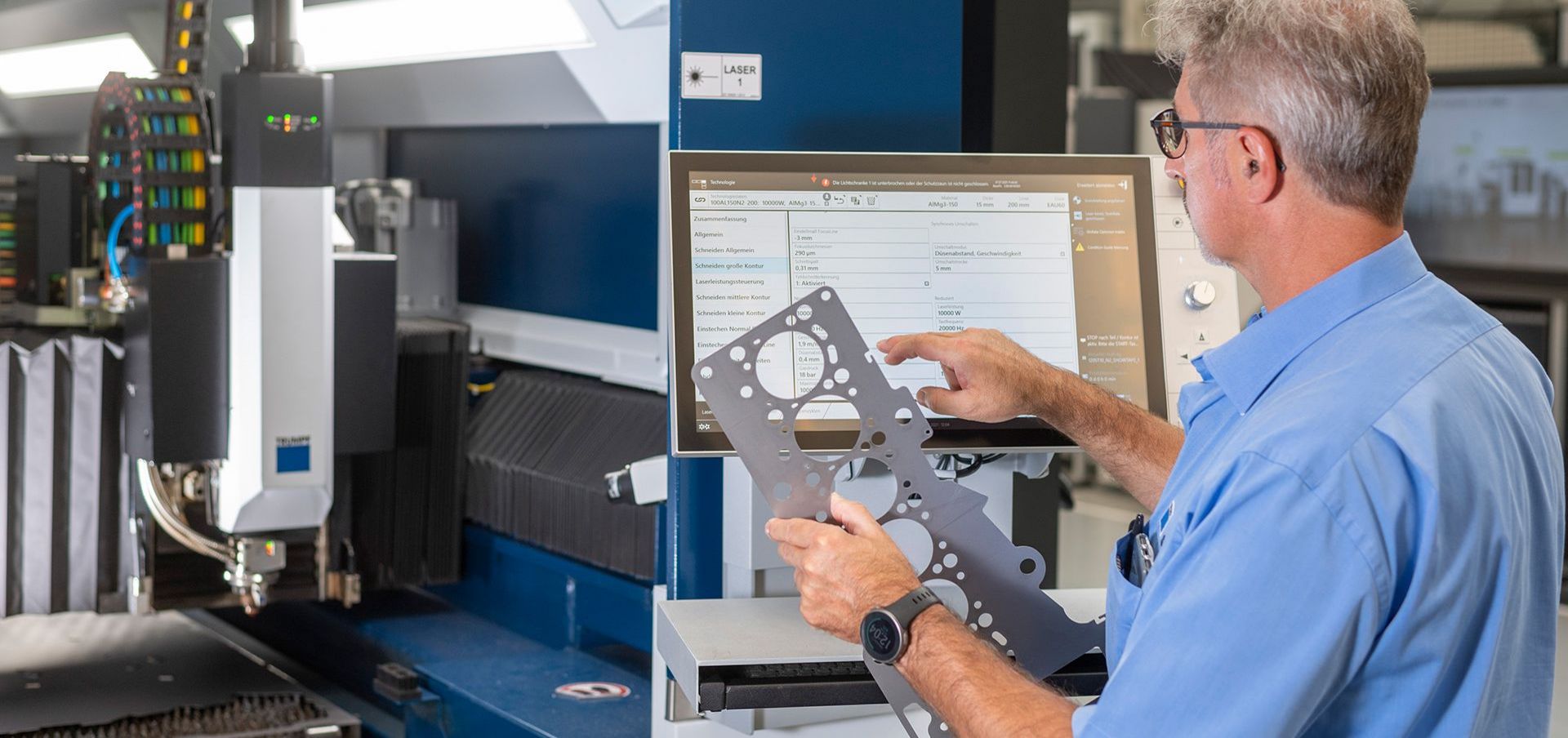 Maschinenbediener an TRUMPF Maschine mit Service App
