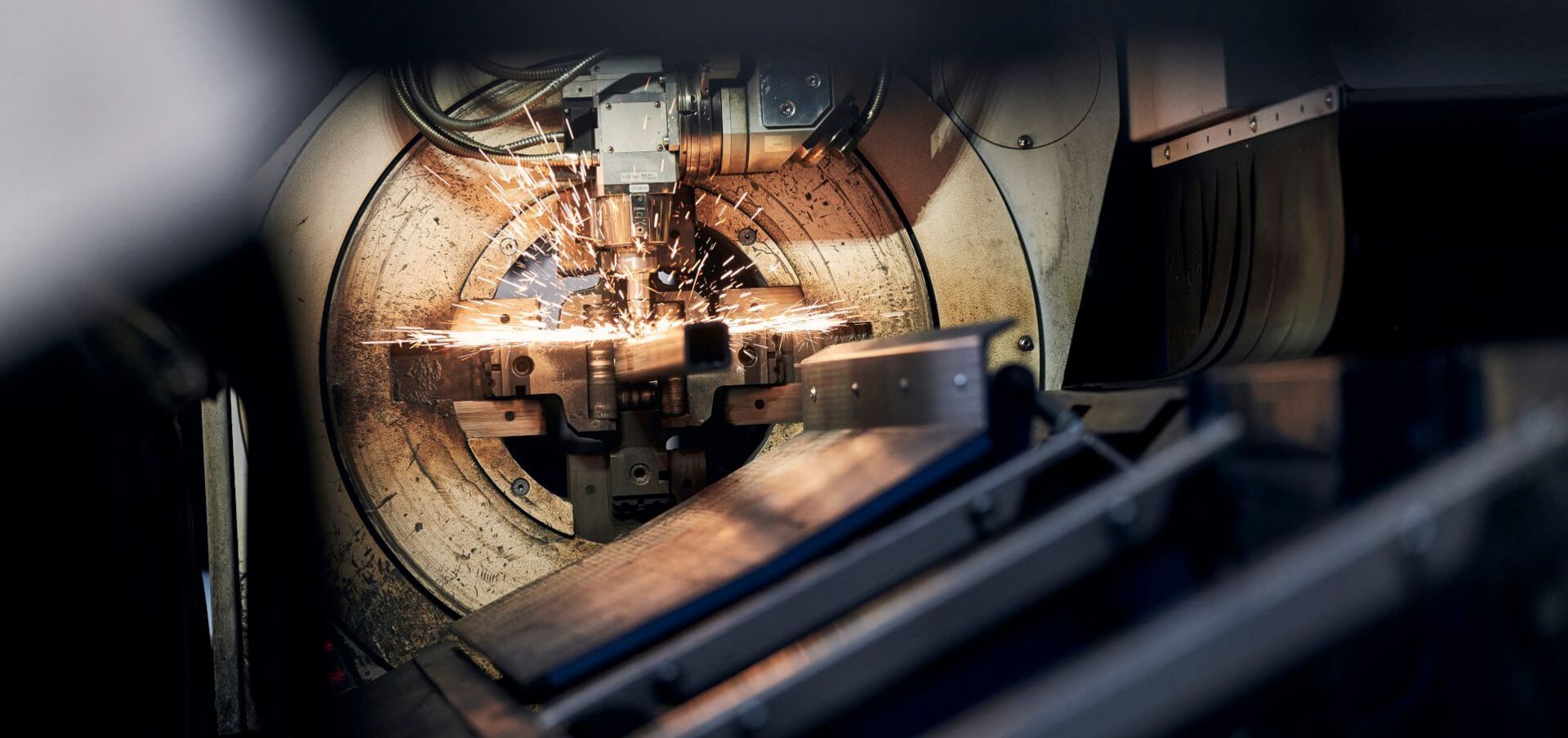 Blick ins Innere der Maschine beim Laserrohrschneiden