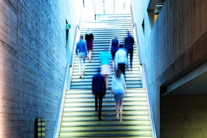 Les employés de TRUMPF montent les escaliers