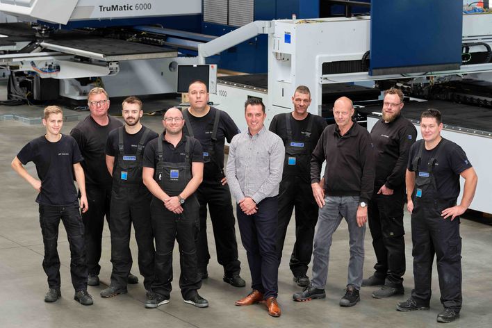 Group photo of the pre-owned machine team