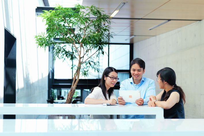 a group of TRUMPF employees from Asia are talking
