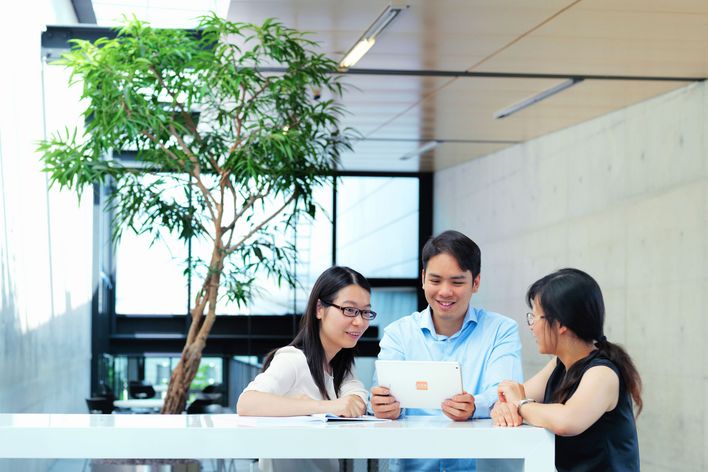a group of TRUMPF employees from Asia are talking