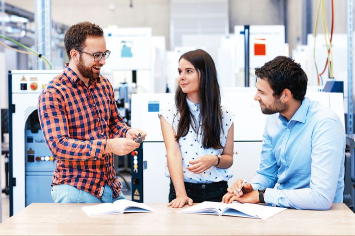 TRUMPF graduates working in a group together