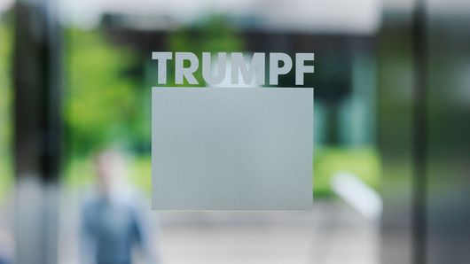 Logotipo de TRUMPF en la entrada principal de la sede central
