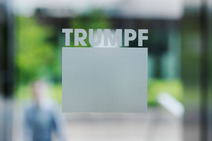 Şirket merkezi ana girişindeki TRUMPF logosu