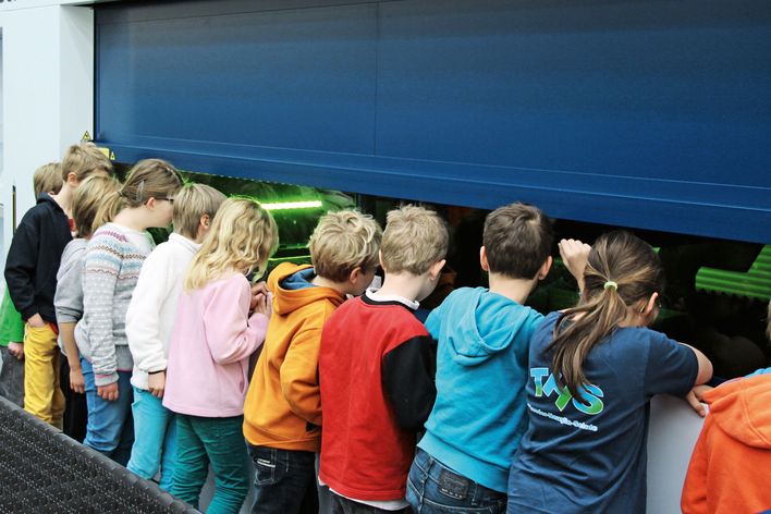Kinder vor einer TRUMPF Maschine