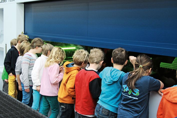 Kinder vor einer TRUMPF Maschine