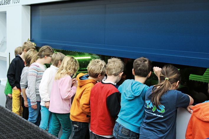 Kinder vor einer TRUMPF Maschine