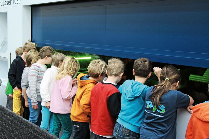 Kinder vor einer TRUMPF Maschine