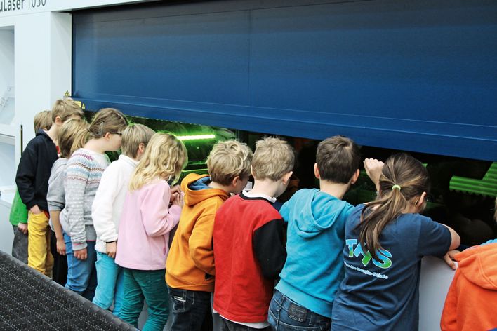 Kinder vor einer TRUMPF Maschine