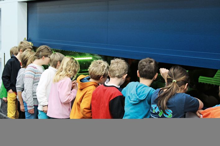Kinder vor einer TRUMPF Maschine