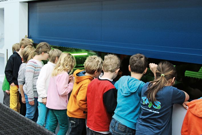Kinder vor einer TRUMPF Maschine