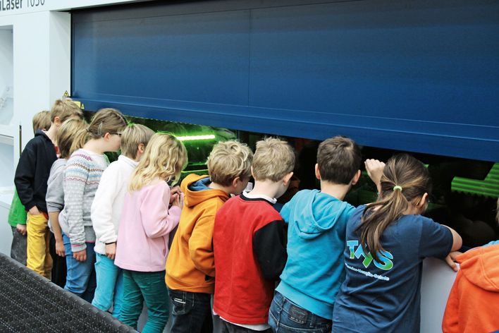 Kinder vor einer TRUMPF Maschine