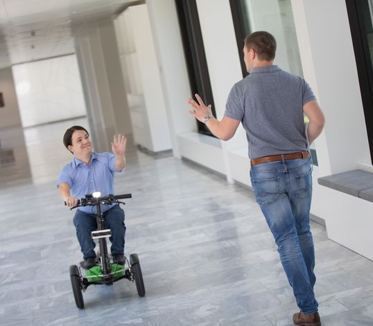 Mitarbeiter mit Handicap auf Segway