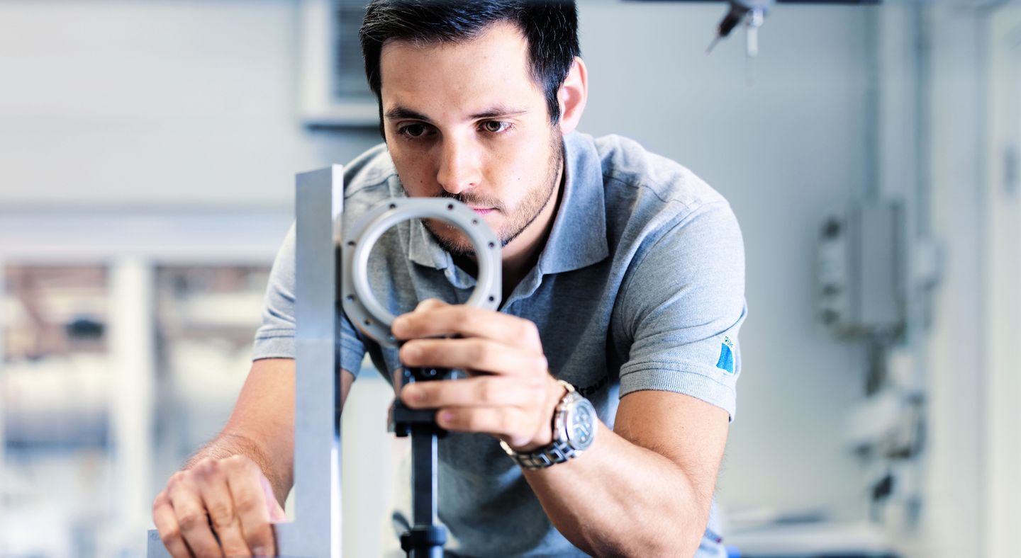 TRUMPF employee testing a component