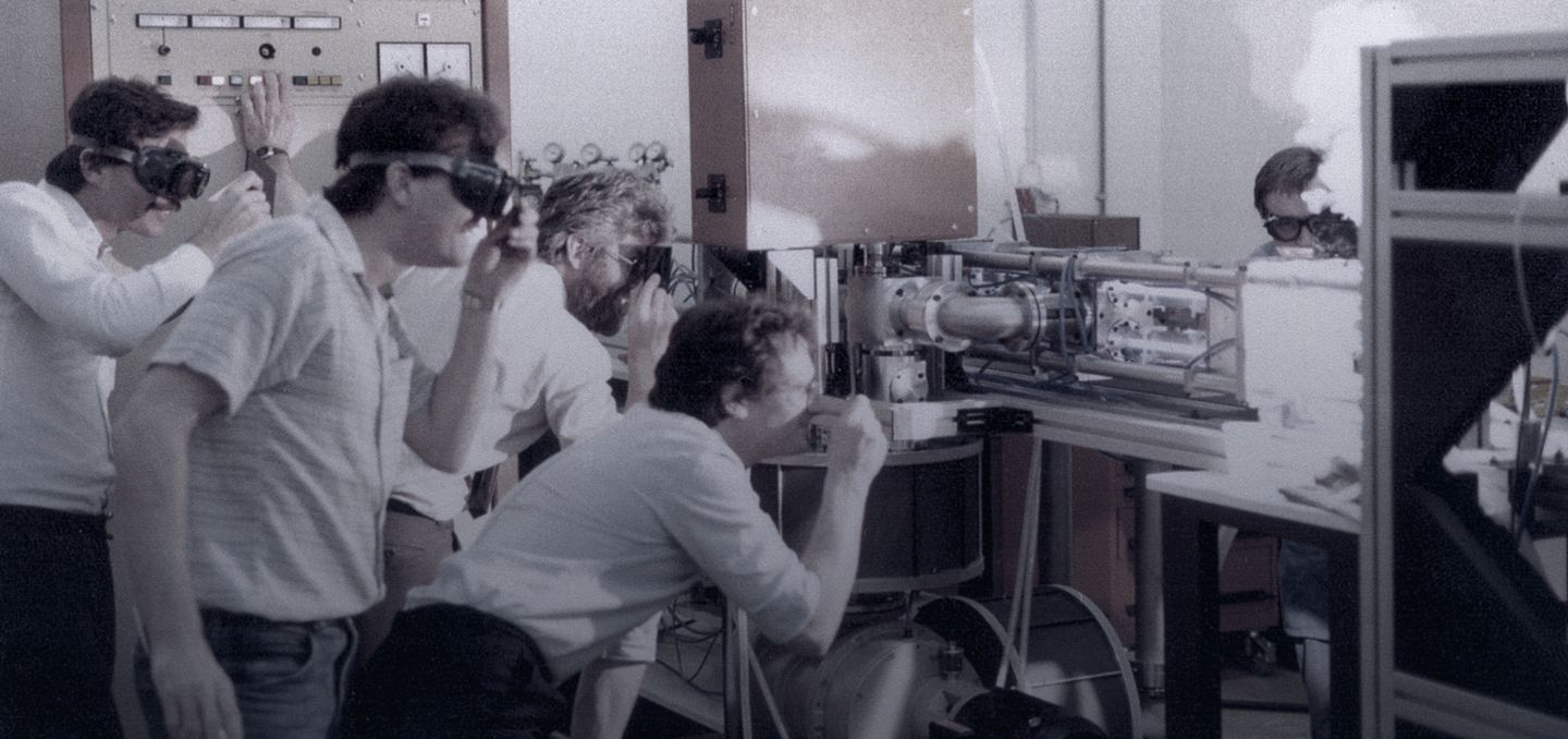 imagem histórica mostrando o desenvolvimento do laser na década de 1980 na TRUMPF