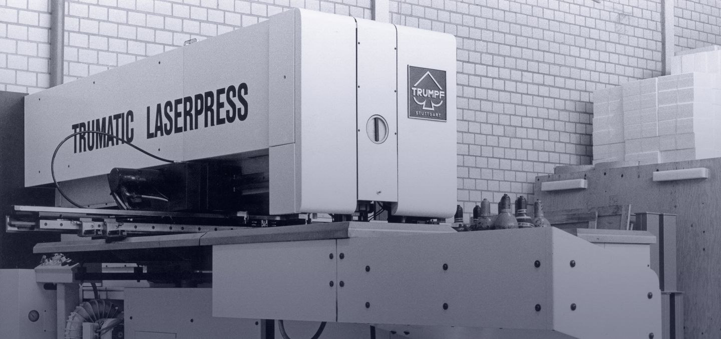 imagem histórica mostrando uma máquina combinada de puncionamento e corte a laser da TRUMPF