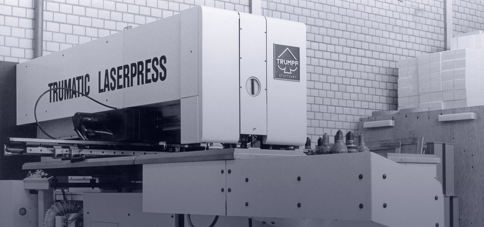Photo historique d'une machine combinée poinçonneuse/découpe laser de TRUMPF