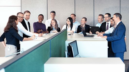 Un groupe d'employés de TRUMPF en réunion
