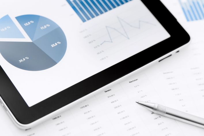 Dispositivo móvil de tablet que muestra algunos gráficos