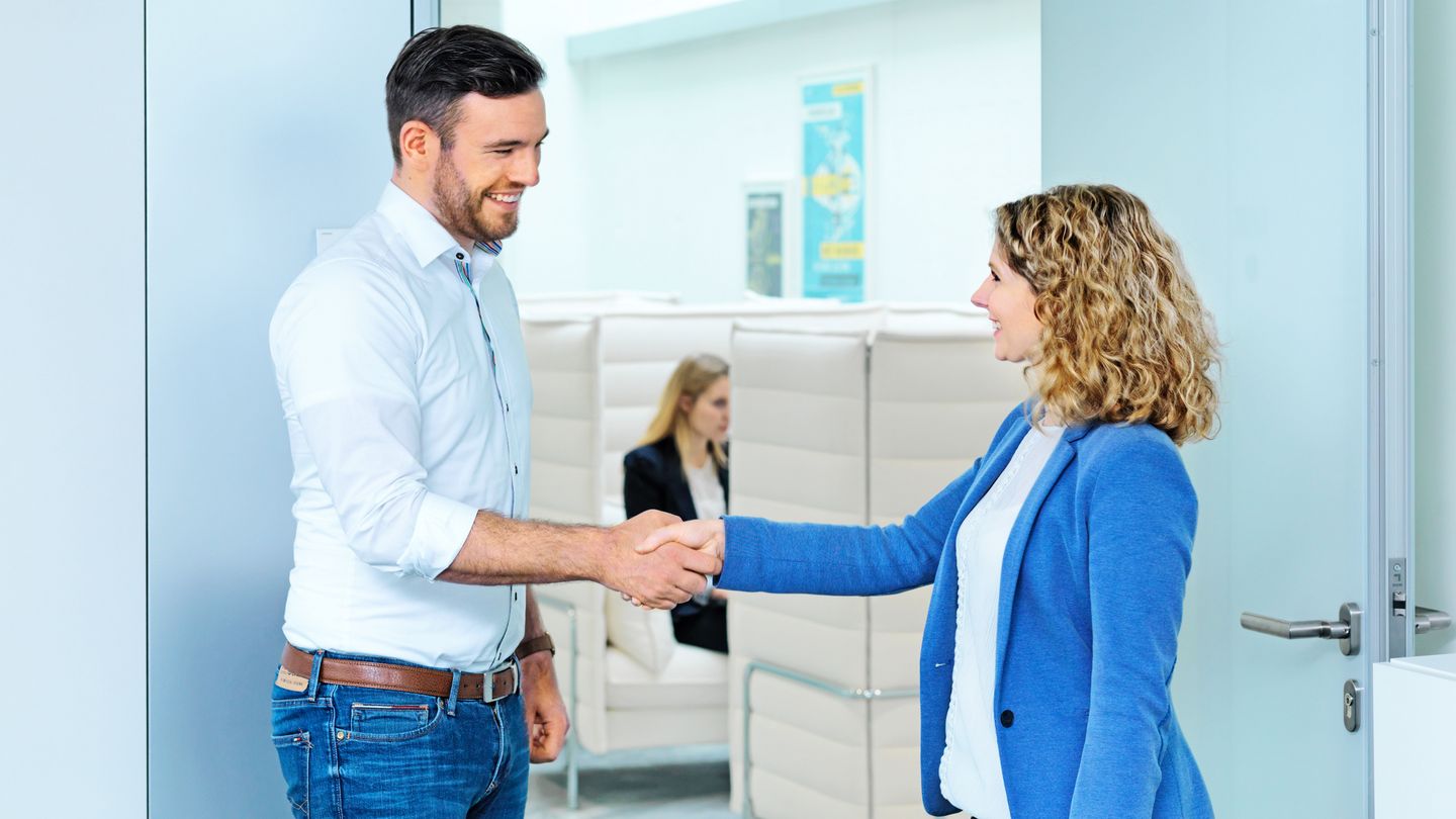 Some employees at TRUMPF shaking hands