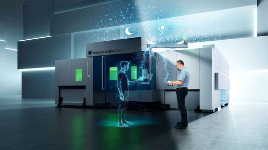 Bediener und Avatar stehen vor einer TruLaser Center 7040
