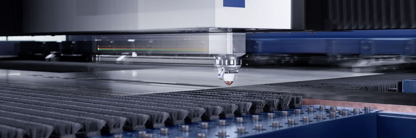 TruLaser Center 7030,切割头在运行中