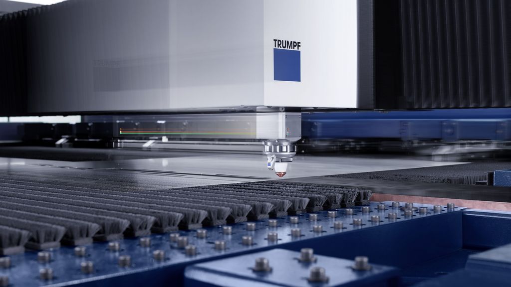 TruLaser Center 7030, Schneidkopf in Aktion