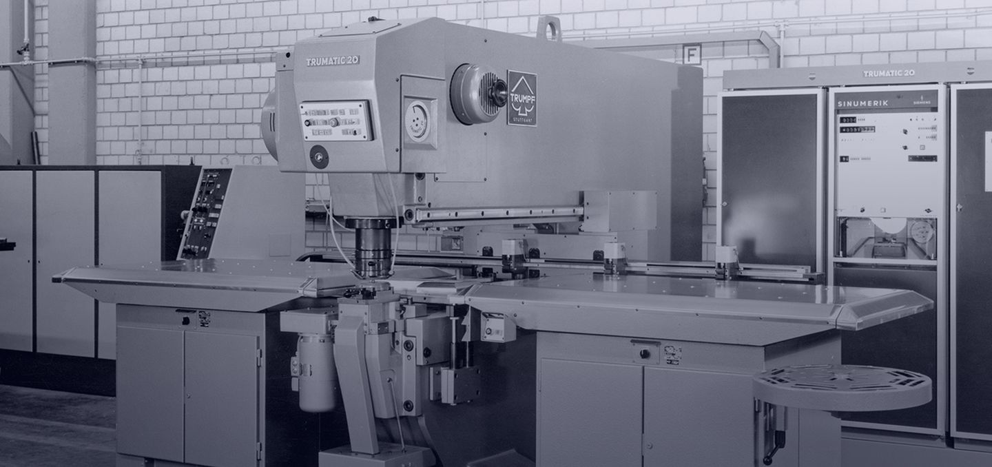 imagem histórica da primeira máquina de fabricação de chapas de metal com um sistema de controle numérico da TRUMPF