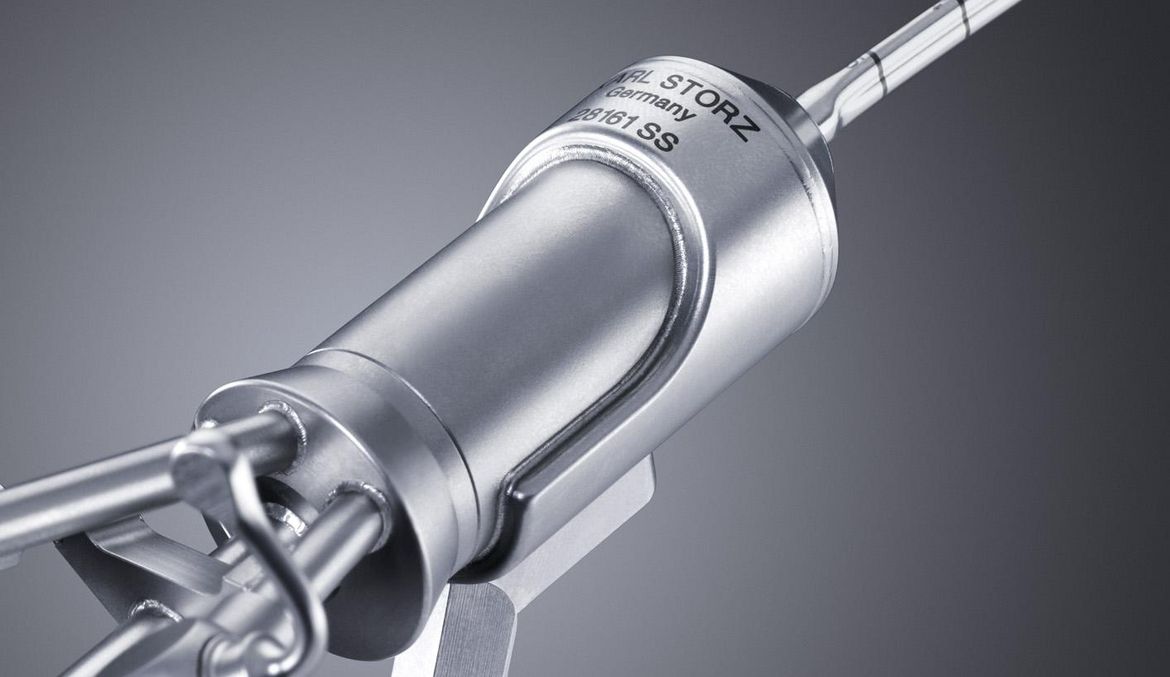 Laserstraallassen en -snijden van een endoscopisch instrument.