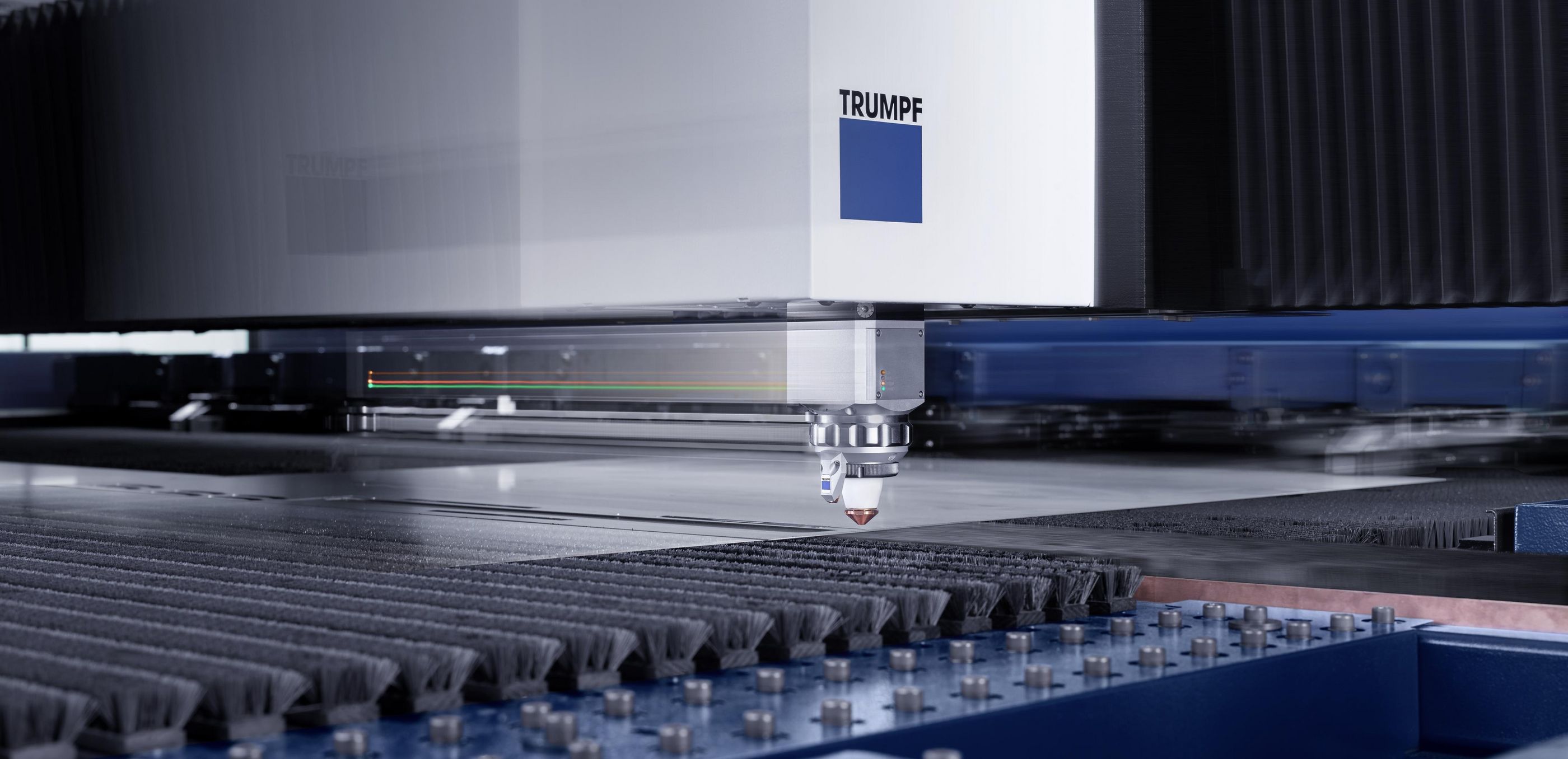 TruLaser Center 7030, głowica tnąca w czasie pracy
