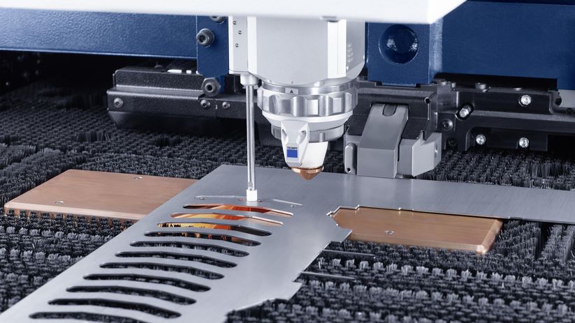 TruLaser Center 7030, głowica tnąca i cylinder wypychający nad SmartGate