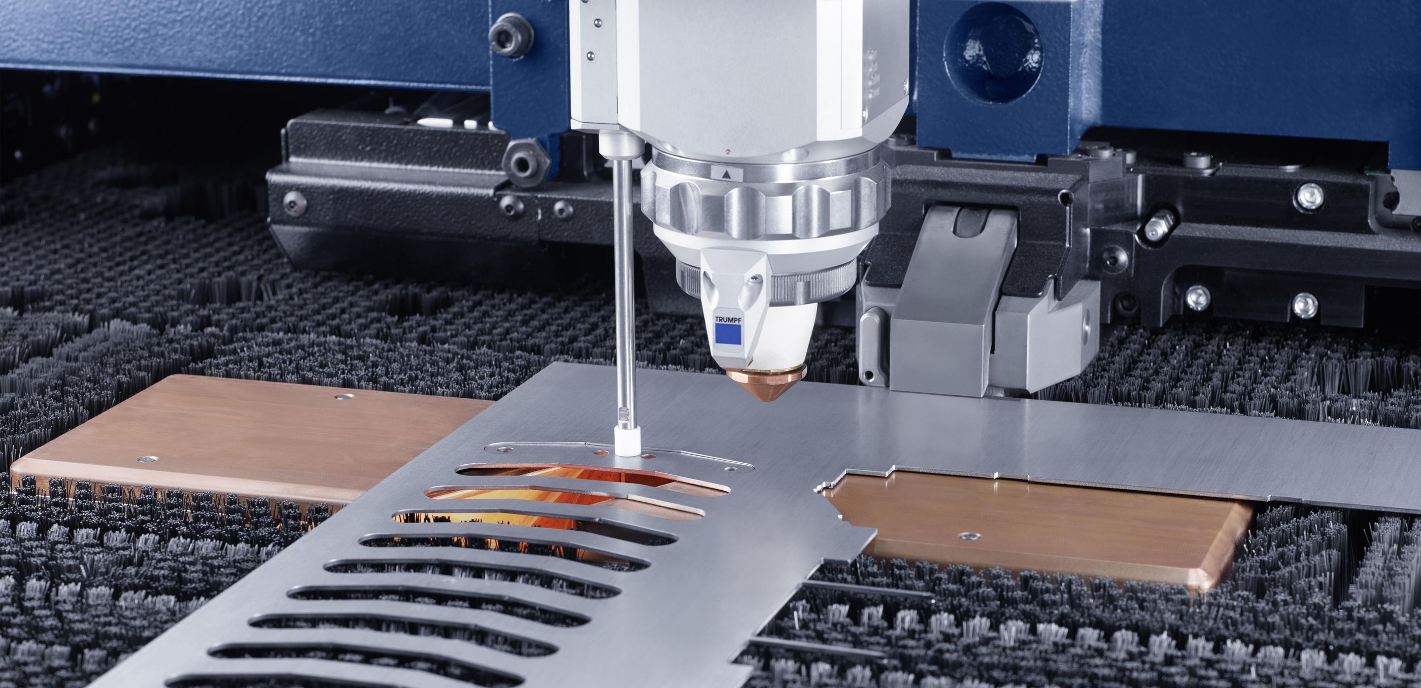 TruLaser Center 7030, głowica tnąca i cylinder wypychający nad SmartGate